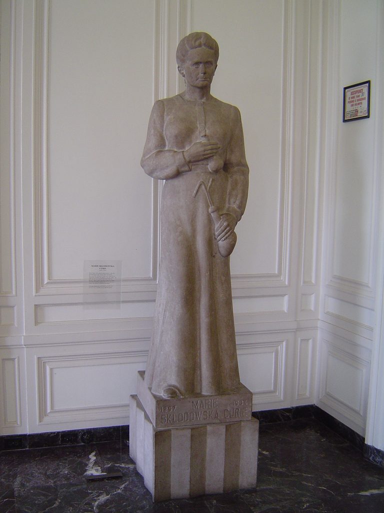 IMSS%2C%20Chicago%2C%206%20-%20Marie%20Curie%20statue.jpg